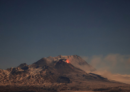 Мощный выброс пепла произошел на одном из вулканов Камчатки