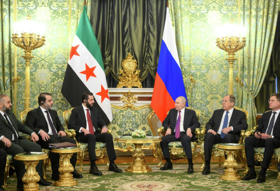 Президент РФ Владимир Путин и президент Сирии Ахмед аш-Шараа (третий слева), министр иностранных дел РФ Сергей Лавров (второй справа) во время встречи в Москве