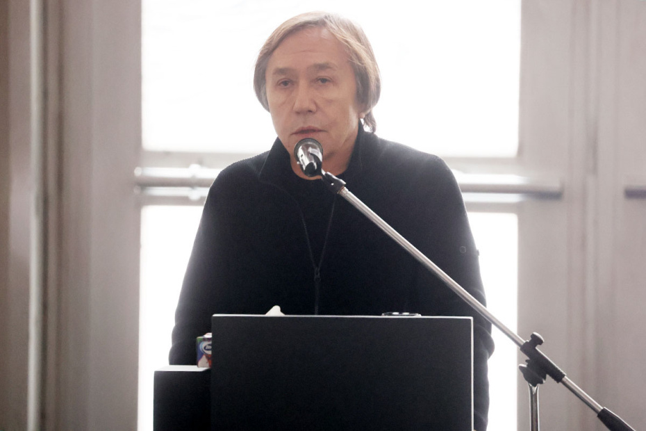 Режиссер Ренат Давлетьяров на церемонии прощания с продюсером и телеведущим Александром Олейниковым в прощальном зале Троекуровского кладбища