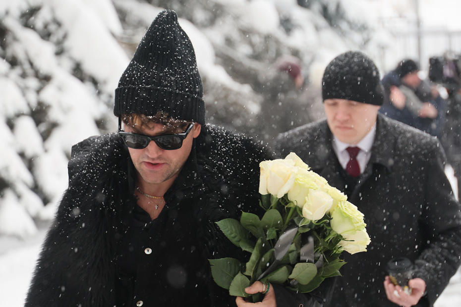 На церемонии прощания с продюсером и телеведущим Александром Олейниковым в прощальном зале Троекуровского кладбища