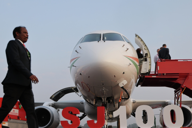 Самолет SJ-100