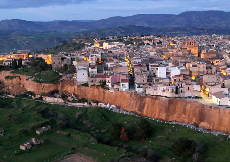 Многим зданиям на Сицилии предрекли обрушение после прошедшего оползня