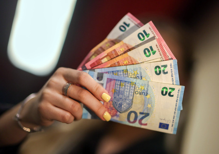 В Польше собираются лишить пособия ряд украинских беженцев