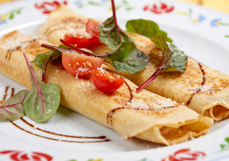 Блины с начинкой, от которых все в восторге: 3 варианта ресторанного блюда на домашней кухне