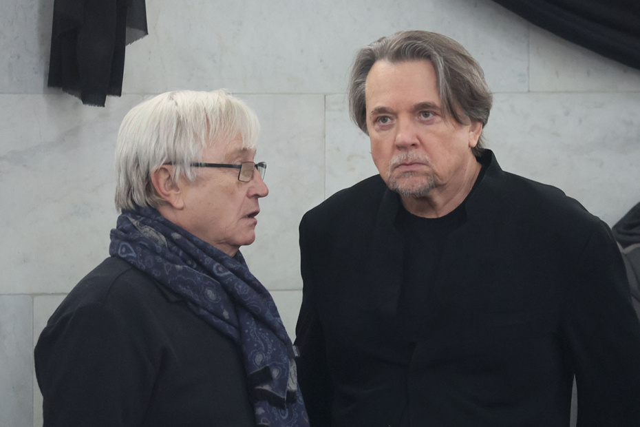 Генеральный директор Первого канала, продюсер Константин Эрнст (слева) на церемонии прощания с продюсером и телеведущим Александром Олейниковым в прощальном зале Троекуровского кладбища. Александр Олейников скончался 24 января на 61-м году жизни