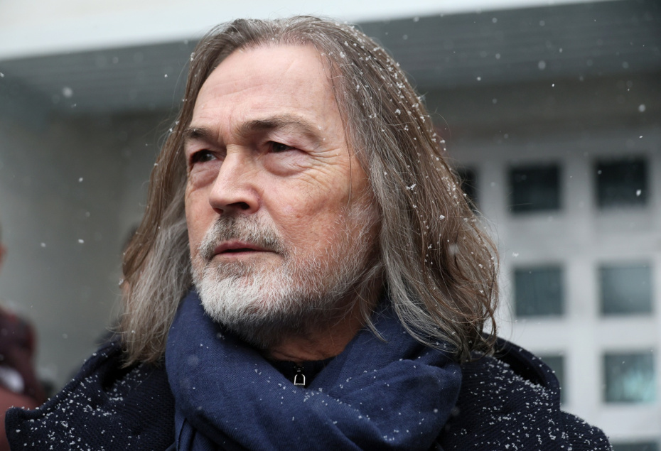 Художник Никас Сафронов на церемонии прощания с членом Академии Российского телевидения Александром Олейниковым в траурном зале Троекуровского кладбища