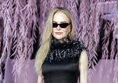 Наряд Николь Кидман с перьями на Неделе моды назвали уродливым