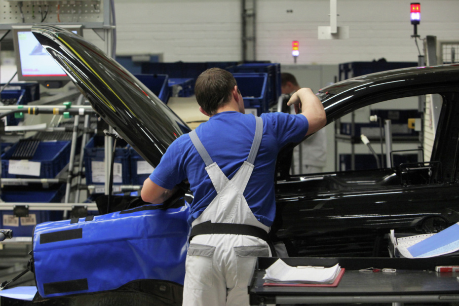 Сборка автомобилей «Фольксваген» на конвейере завода