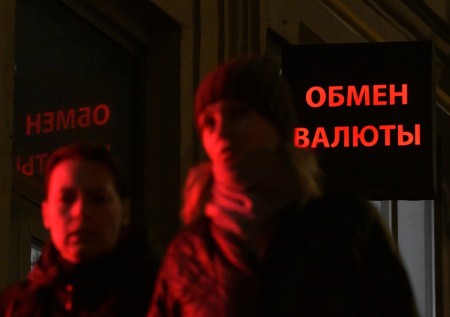 Пора скупать баксы? Доллар пробил дно трехгодичного минимума, курс к рублю