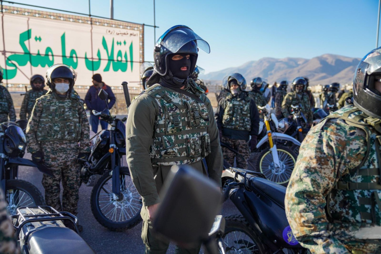 Члены Корпуса стражей Исламской революции участвуют в военном митинге