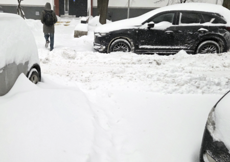 Снежный коллапс парализовал Москву: аварии, пробки, что известно