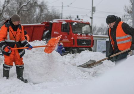 Снежный ад продолжается в Москве: что известно о ситуации ночью 30 января