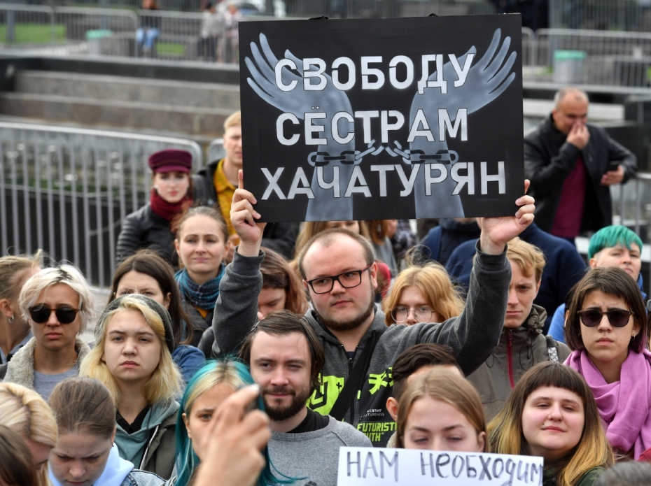 Участники митинга в поддержку сестер Хачатурян в Санкт-Петербурге, 2019 год