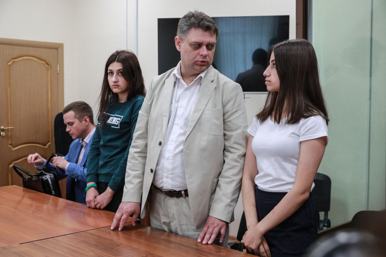 Хачатурян Ангелина (справа) и Крестина (вторая слева)