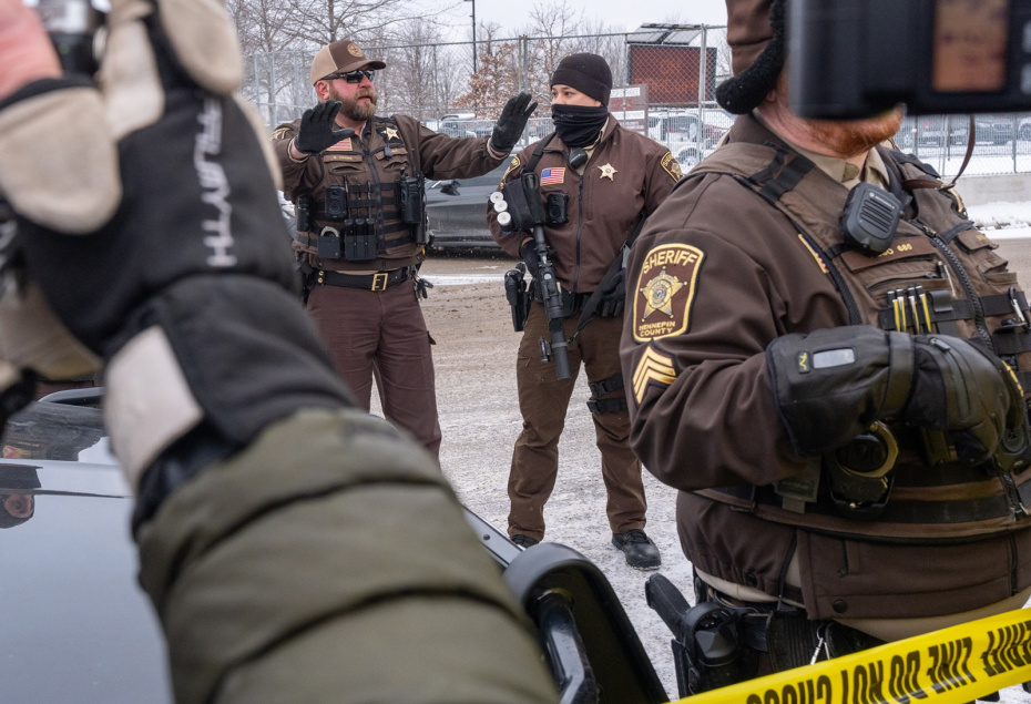 Полицейские на улице во время беспорядков в Миннеаполисе