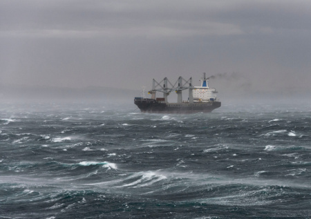 Сухогруз терпит бедствие у Махачкалы