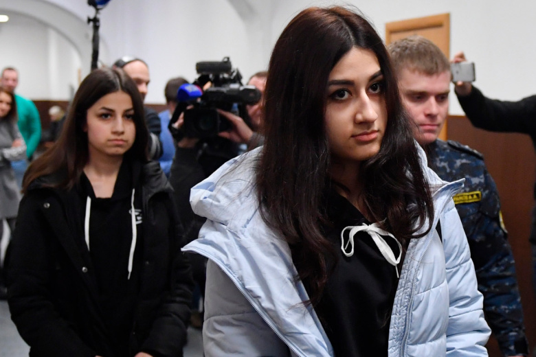 Крестина Хачатурян (справа) и Ангелина Хачатурян, обвиняемые в убийстве своего отца Михаила Хачатуряна