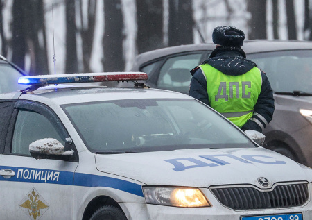 Инспектор ДПС в одиночку затолкал в гору буксующую фуру и попал на видео