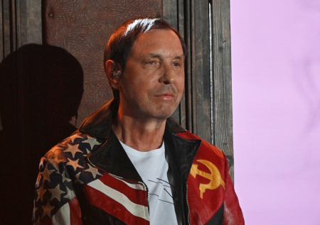 Носков впервые за долгое время спел на сцене в инвалидной коляске