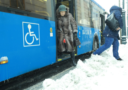 Пассажиры пришли на помощь застрявшему в сугробе автобусу