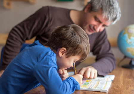 Психолог объяснила, почему следует перестать помогать детям с уроками