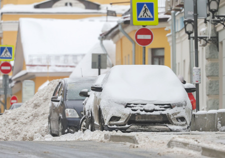 В ГД призвали не штрафовать водителей за неправильную парковку в снегопад