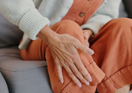 Ревматолог объяснила, как отличить артрит от артроза