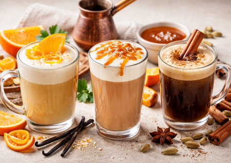 Вкусно даже с растворимым: три модных рецепта кофе для дома — апельсиновый, коричный и карамельный
