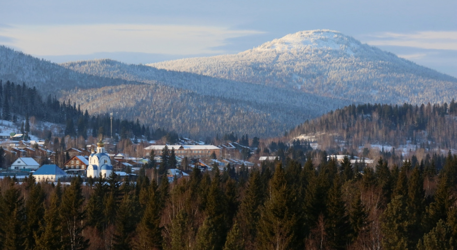 Поселок Кошурниково в горах Восточного Саяна в Курагинском районе Красноярского края