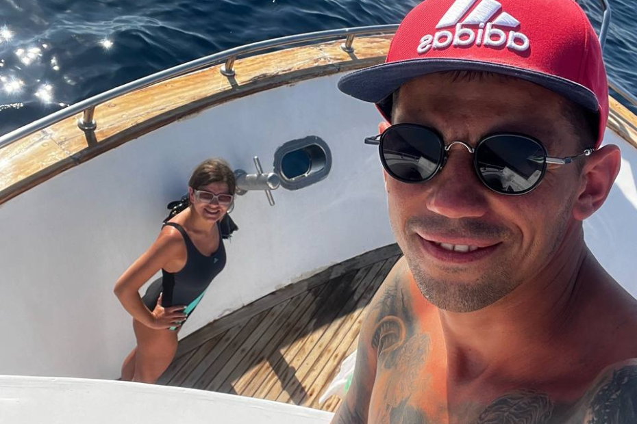 Со своей новой супругой Виктор познакомился, когда обучал ее вождению автомобиля