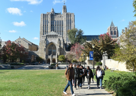 В США разгорелся скандал из-за школ и тайных смен пола учениками