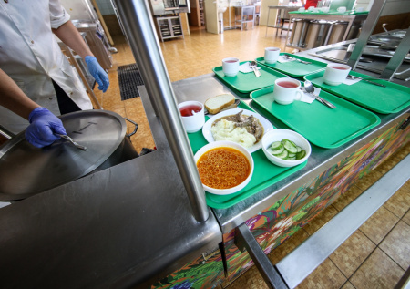 Пациентов кузбасского интерната кормили курицей с плесенью