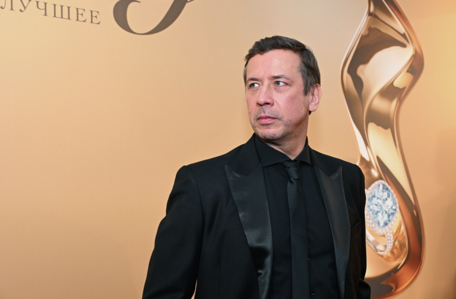 Актер Андрей Мерзликин перед началом XXIV церемонии вручения Национальной премии в области кинематографии «Золотой орел» в Москве