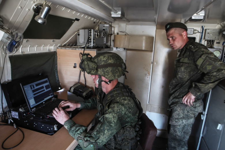 Военнослужащие в автомобиле комплекса РЭБ