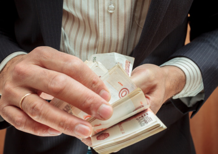 Белгородского экс-чиновника поймали на краже денег у участников СВО