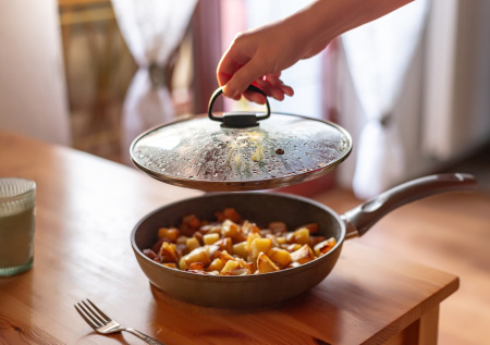 Блеск без хлопот: как легко очистить металлический ободок на крышках кастрюль и сковородок