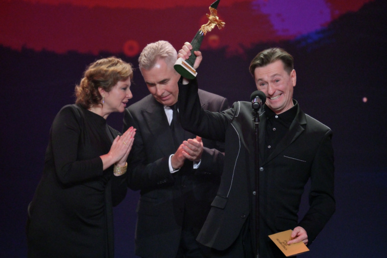 Лауреат XXIV Национальной премии «Золотой орел» в номинации «Лучший актер онлайн-сериала» актер сериала «Плевако» Сергей Безруков на церемонии награждения