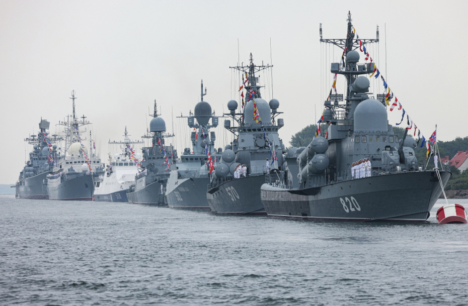 Корабли Балтийского флота принимают участие в параде, посвященном празднованию Дня Военно-морского флота РФ
