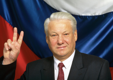 Поставил страну на колени, устал и ушел: за что в России не любят Ельцина