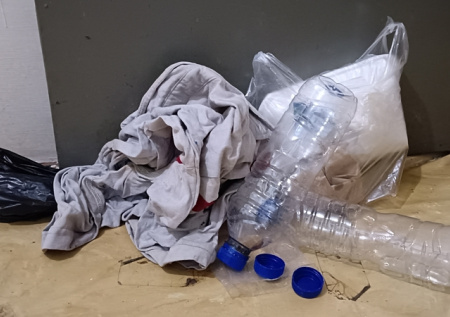 «Плюшкина» заночевала в подъезде из-за горы мусора в квартире