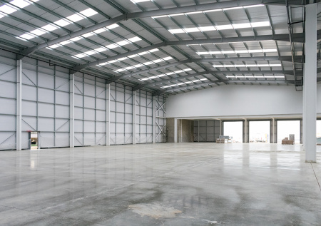 Власти США оборудуют «апартаменты» на складах для мигрантов