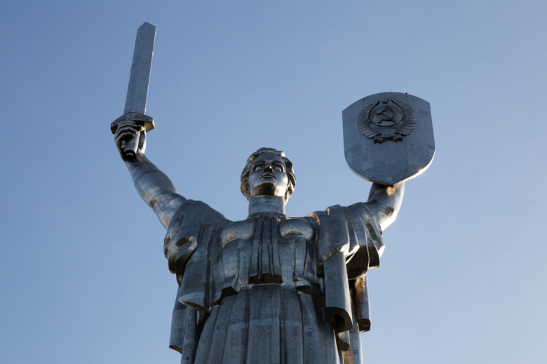 Монумент «Родина-мать» на территории мемориального комплекса «Национальный музей истории Украины во Второй мировой войне» в Киеве