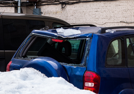 Юрист объяснил, можно ли получить компенсацию за падение сосульки на машину