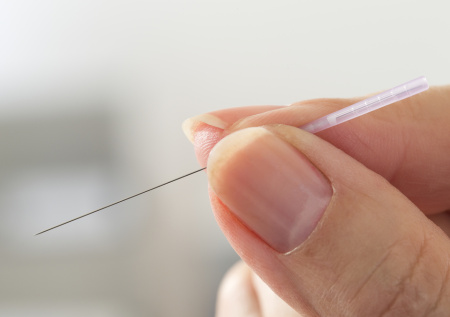 Мать в «лечебных» целях чуть не заколола ребенка иглами до смерти