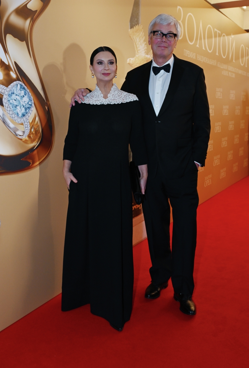 Режиссер, продюсер Александр Стриженов и его супруга актриса и телеведущая Екатерина Стриженова перед началом XXIV церемонии вручения Национальной премии в области кинематографии «Золотой орел» в Москве