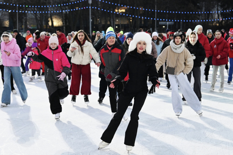 Олимпийская чемпионка по фигурному катанию Алина Загитова проводит мастер-класс на Фестивальной площади в Лужниках