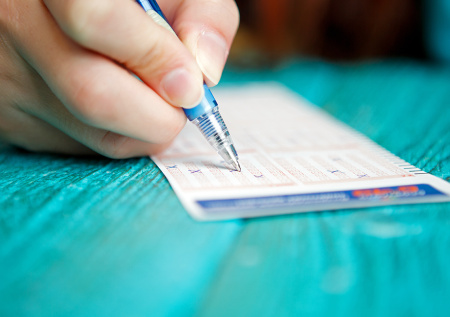 Россиянка купила 10 лотерейных билетов и выиграла около 47 млн рублей