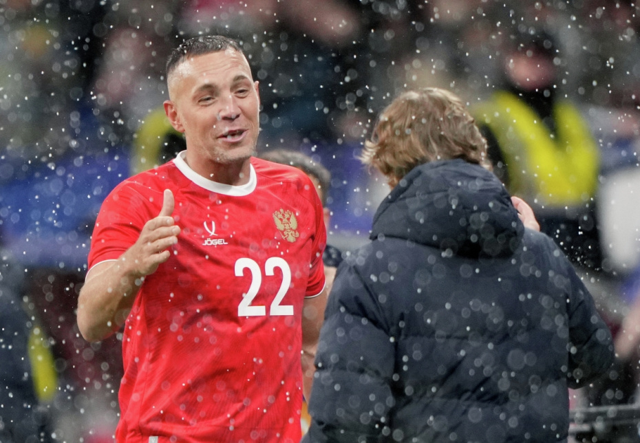 Игрок сборной России Артём Дзюба и главный тренер сборной России Валерий Карпин (справа)