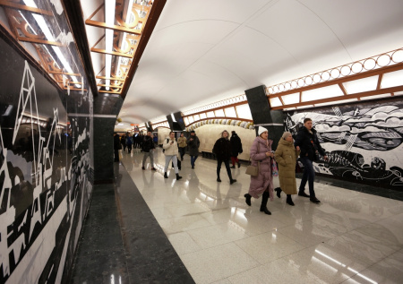 Власти Петербурга объяснили проверку телефонов в метро