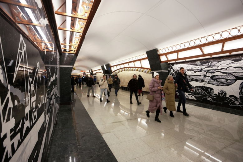 Пассажиры на станции метро «Горный институт» Лахтинско-Правобережной (оранжевой) линии метрополитена в Санкт-Петербурге